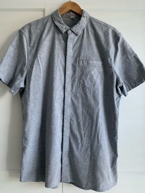 Lululemon men’s On Time Short Sleeve Button Down Shirt in dark Ash size  XL